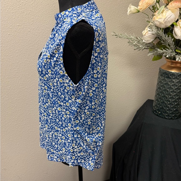 NWT Amana Blue Floral Sleeveless Blouse Split Neck Casual Spring Top M - Picture 2 of 9